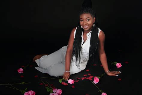 Pictures and contestant listing