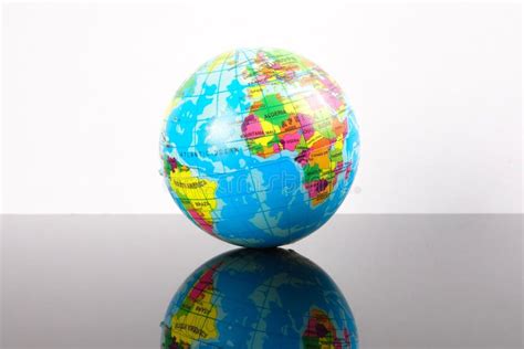Globalization White Globe 的图像结果