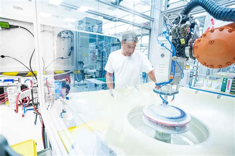 Craft, high-tech, passion - Manufacturing at ZEISS SMT