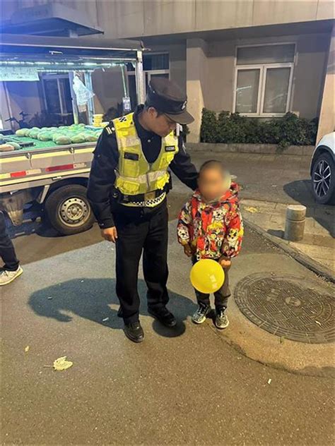 热心人发现小男孩迷路后报警求助 民警赶来为孩子找到妈妈凤凰网湖北_凤凰网