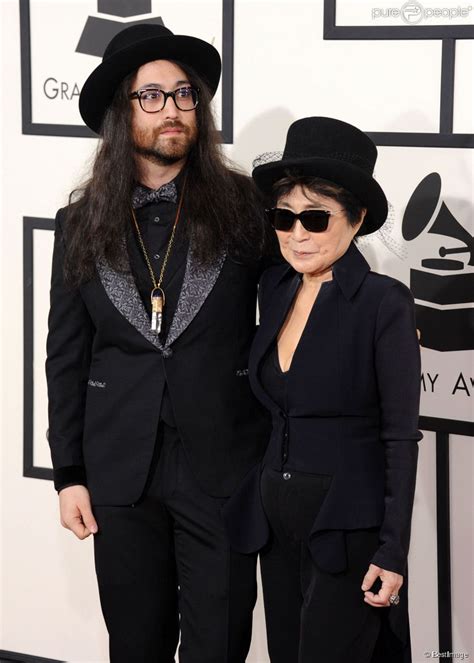 Yoko Ono et son fils Sean Lennon aux Grammy Awards à Los Angeles le 26 ...