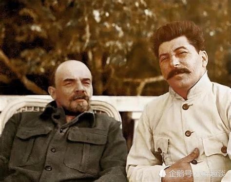 老照片：列宁私藏相册，妻子非常漂亮，和斯大林合影表情耐人寻味_腾讯新闻