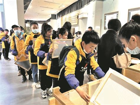 武汉市江夏区实验小学师生一行50人参观江夏区规划展示馆