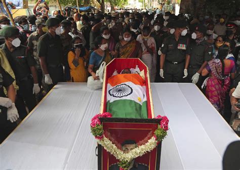 Thousands bid tearful adieu to Galwan Valley martyr Colonel Santosh ...