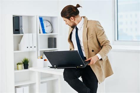 Businessman with Laptop 的图像结果