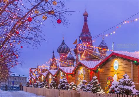 Обои на рабочий стол Заснеженные городские улицы, украшенные ...