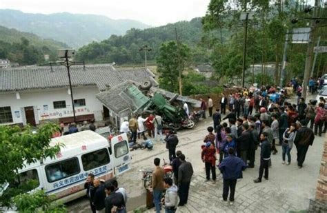 贵州载有砖石农用车侧翻坠落砸中房梁 屋内14人死亡-搜狐新闻