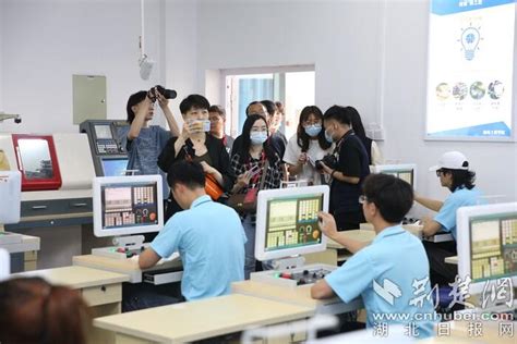 全国融媒记者在武汉职业技术学院“玩转课堂”（组图）-浙江在线