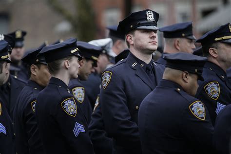 NOTINOTAS: El velatorio del asesinado oficial de policía de Nueva York ...