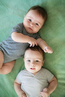 双胞胎 婴儿图片_双胞胎 婴儿图片下载_正版高清图片库-Veer图库