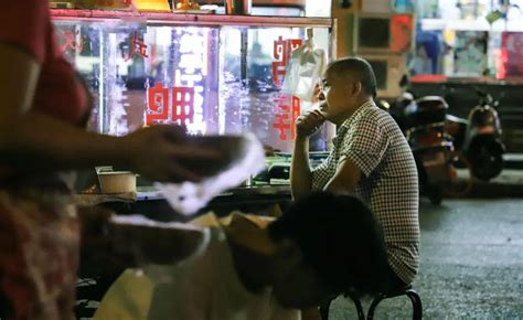 望京SOHO楼下的流动酒摊：北京青年的深夜穷鬼乐园_凤凰网