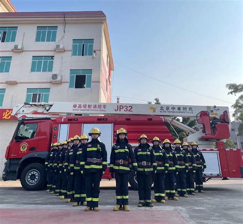 致敬担当力量广西梧州市消防救援支队：冲进火场连救五人|火场|救援|消防_新浪新闻