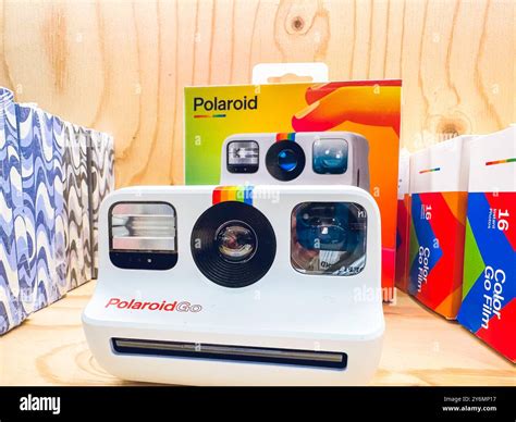 Modern Polaroid Camera 的图像结果