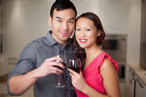 在厨房喝酒的情侣高清图片下载-正版图片501829549-摄图网