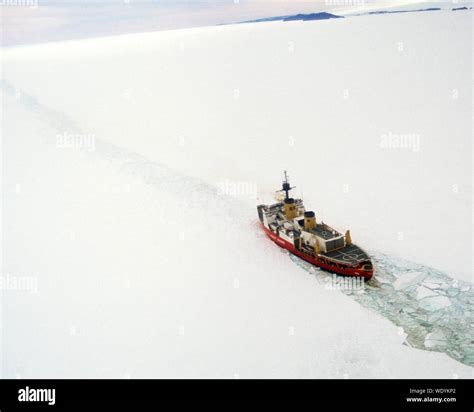 Polar Star Icebreaker, ice breaker, U.S. Coast Guard ship breaking ice ...
