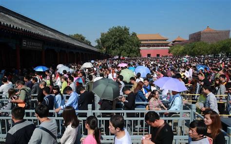 为什么中国人旅游喜欢去人多的地方，而外国游客喜欢人少的地方？