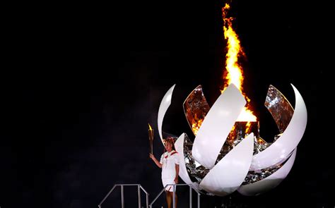 盘点历届奥运会圣火点燃方式，体操王子化身空中飞人成为经典_腾讯新闻