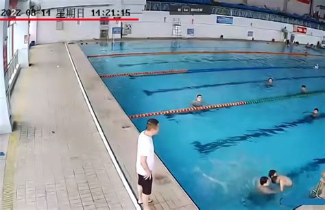 痛心！湖南8岁男孩在室内游泳池挣扎1分钟溺亡，3分钟后发现已晚!|救生员|游泳馆|男孩_新浪新闻