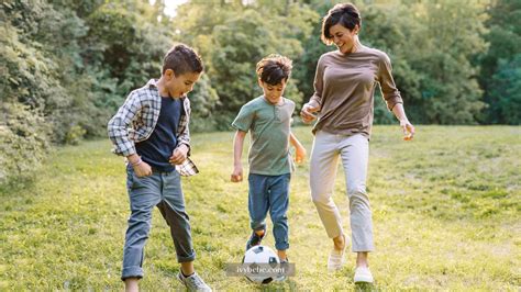 Comfort Meets Fashion: The Ultimate Soccer Mom Outfit Guide - Ivybebé