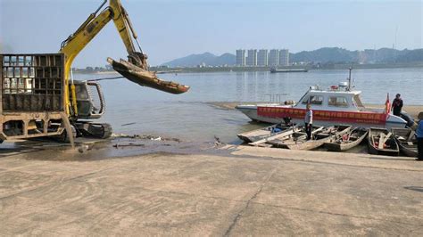 肇庆端州集中销毁11艘“三无”船舶和电鱼设备