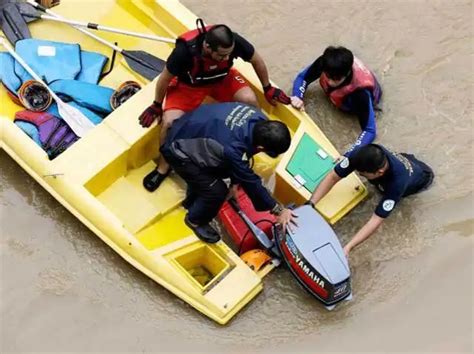 Filipino rescuers maneuver their boat - Typhoon Kalmaegi hits ...