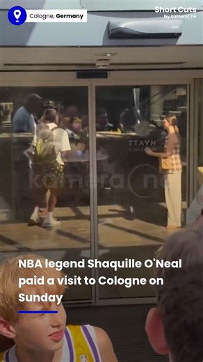 NBA legend Shaquille O'Neal shoots hoops with fans in Cologne