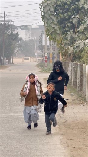 Arhan or unzila ke pichhe kaun aadmi pad gaya 😨😱#shorts