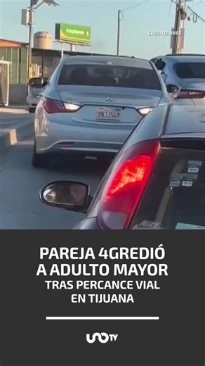 🚨 Una discusión de #tránsito terminó con un hombre de 63 años gravemente herido en Santa Fe, #Tijuana. Todo comenzó tras un choque menor entre dos vehículos. El conductor afectado siguió al otro auto y bajó para fotografiar sus placas. En ese momento, una mujer le arrebató el celular y lo lanzó al suelo; segundos después, su acompañante lo golpeó en el rostro, provocando que cayera de espaldas sobre el pavimento. Automovilistas que presenciaron la agresión bloquearon el paso a la pareja para ev