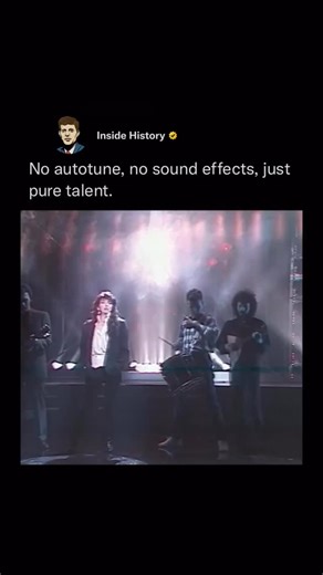 Kate Bush performing “Running Up That Hill” live in 1985 captured the artistry that defined her career. A British singer, songwriter, and producer, Bush became known for doing everything on her own terms. She first broke through in 1978 with “Wuthering Heights,” a song she wrote at just 18 that reached number one in the UK and made her the first woman to top the charts with a self-written song. From the beginning, she stood apart with her distinctive voice, poetic lyrics, and theatrical performa