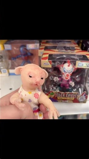 Daisy sees a scary clown and Coraline stuff!