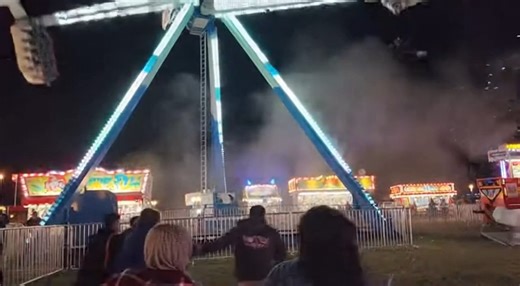Carnival Ride Malfunctions Mid-Spin, Sparks Fly as Crowd Watches in Shock County Fairgrounds — A terrifying mechanical failure unfolded at a nighttime carnival after a high-speed amusement ride malfunctioned mid-operation, sending sparks flying as the structure partially collapsed while riders were still suspended. Video from the scene shows the ride swinging at full momentum when a sudden failure causes one side to drop unevenly, scraping metal against the support frame. Bright sparks erupt ben