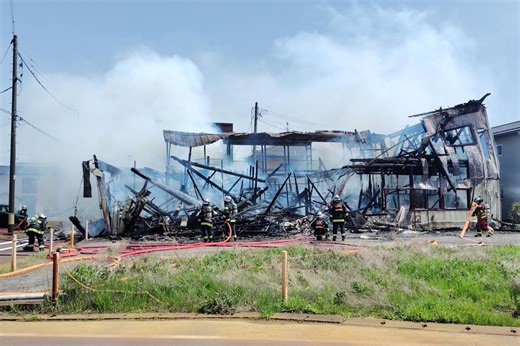 【動画あり・記事更新】三条市でアパート火災、40代女性がやけど　隣接する住宅７棟の外壁など焦げる | 新潟日報