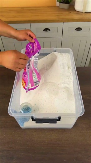Mixing Laundry Detergents in One Container #easy #laundry #detergents #trick