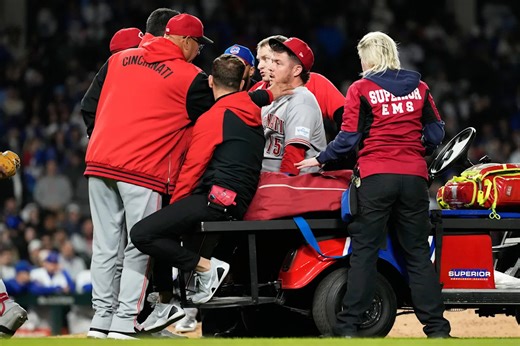 Reds closer Emilio Pagán carted off with an apparent left hamstring injury against the Cubs