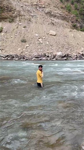 三重県の雲出川で川底の小さなくぼみに網をかぶせたら、何が飛び出す？🐠🎣