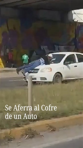 Se Aferra al Cofre de un Auto