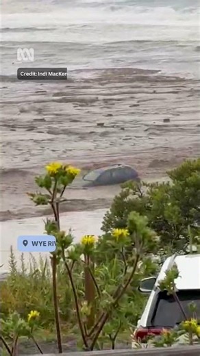 Dramatic video of cars being swept into the sea along the Great Ocean Road | ABC NEWS