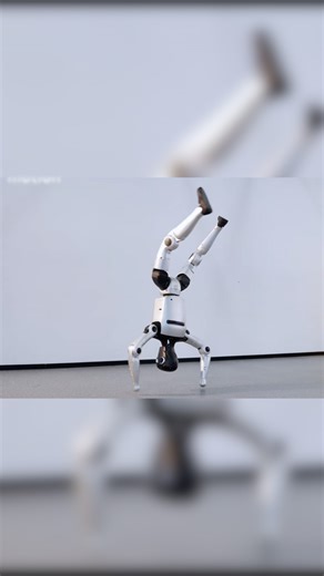 Chinese humanoid robots wowed audiences at the 2026 CCTV Spring Festival Gala. In just one year, they evolved from beginners to agile performers, mastering the art of walking backwards among other incredible feats like Thomas spins, and moving from stage shows to real-world use like parcel sorting.#BetterLife #SpringFestival2026 #ChinaAgenda2026 #LanternFestival2026 | China Plus Culture