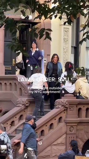 Mariska on set with Stephanie March!! #SVU #NYC | Stephanie