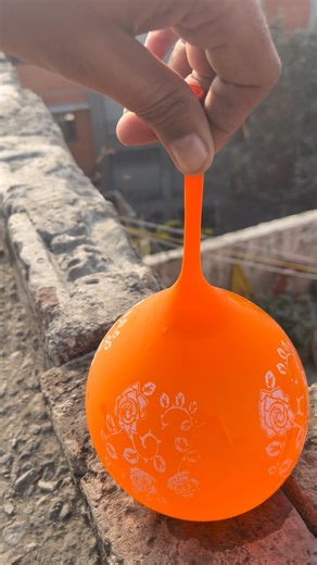 Experiment: Will a water balloon explode when it rolls down from a tall building?💥🎈#satisfying