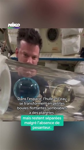 En juillet 2006, à bord de la Station spatiale internationale, l’astronaute allemand Thomas Reiter réalise une expérience baptisée Oil Emulsion Experiment, dans le cadre de la mission Astrolab de l’Agence spatiale européenne. Le principe est simple : secouer un récipient contenant de l’huile et de l’eau pour observer leur comportement en apesanteur. Contrairement à ce qui se passe sur Terre, où l’huile remonte à la surface, les liquides forment dans l’espace de petites gouttes arrondies, semblab