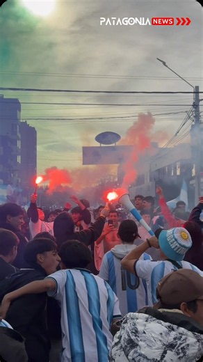 🇦🇷 El centro de Puerto Madryn explotó de alegría. Cuando el equipo caía 2 a 0 frente a Egipto y la clasificación parecía escaparse, llegó una remontada histórica: Argentina lo dio vuelta 3 a 2 y selló el pase a los cuartos de final sin necesidad de alargue. Con banderas, camisetas, bombos y un solo grito, vecinos y familias celebraron en pleno centro de la ciudad una victoria que hizo vibrar a Puerto Madryn de principio a fin. 🩵🤍🩵 | Patagonia News