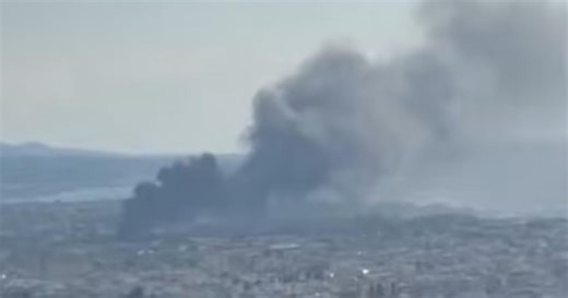 Πατρά: Μεγάλη φωτιά σε πρώην εργοστάσιο – Καίγονται ελαστικά στον εξωτερικό χώρο [εικόνες - βίντεο]