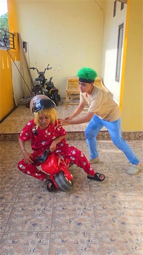 Orang Ini Naik Motor Lupa Pakai Helm 😱😂