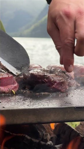 The perfect spin from red to brown – simply delicious. 🔥🥩 #steak #asmr #sizzle