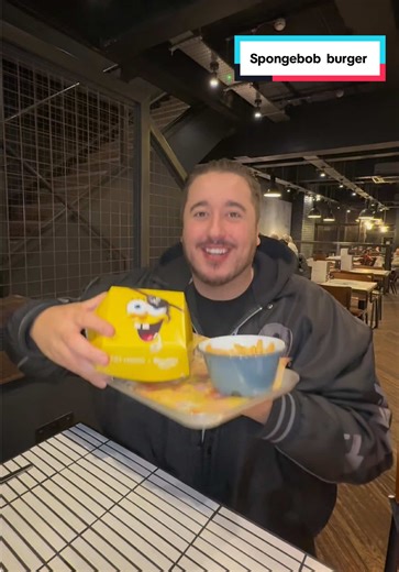 Trying the @SpongeBob burger from @Fat Hippo burgers with gang @Lea Charlotte x #corysworld