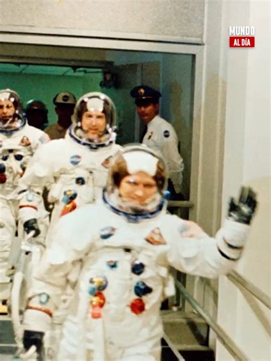 #MundoAlDía Las teorías conspirativas sobre el alunizaje del programa Apolo comenzaron a circular con fuerza pocos años después de las misiones, en medio del contexto de la Guerra Fría y la desconfianza hacia los gobiernos. Una de las principales impulsoras fue la publicación, en 1976, de un libro del exempleado de una contratista de la NASA, Bill Kaysing, quien aseguraba que no existía la capacidad tecnológica para llegar a la Luna. Todos los detalles en nuestro canal de YouTube.