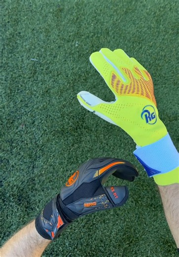 🧤 HOW DO YOU LOCK IN? 🔒 Different closures. Different ways to find your perfect fit. Which one is your favourite? 👇 Born to be a keeper! #RG #gloves #gkgloves