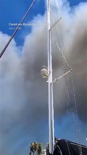 Wildfires torch boats, send smoke over southern French town