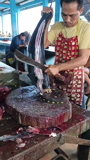 Great job, Akmal—slicing up a huge, incredibly fresh tuna #fish #shorts #fishcutting #fypシ゚viral